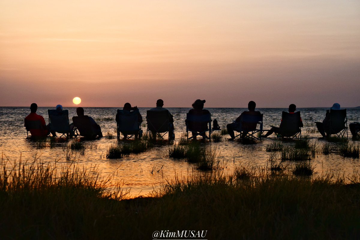 KimMUSAU's tweet photo. Some things happen everyday, but each has its story. #Sunsets #wanderlust #DesertDriveAgainstHunger #Turkana #Marsabit #Isiolo #Wakanda 🙅 :) w/@BunduRovers https://t.co/fH5RuWnXgP