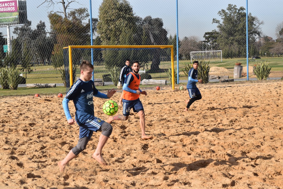 Argentina's tweet photo. [FÚTBOL PLAYA] La Selección entrena ahora en el Predio de Ezeiza. El técnico, Hernán Magrini, realiza una práctica de fútbol alternando tres equipos en bloques de cinco minutos. https://t.co/tV5o1tqdOs