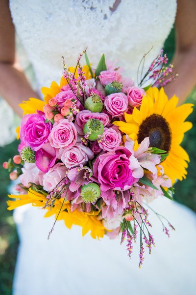 bridalguidemag's tweet photo. Sunflowers add the perfect touch of warmth to a summer bouquet! See more wedding ideas we love: https://t.co/xwwR6jgGGd https://t.co/xe2gIJrOJU