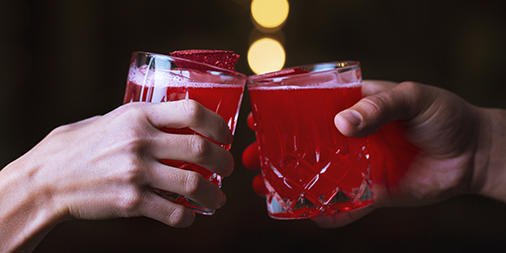 Nostetaan kesämaljat ihan rauhassa! Tule nauttimaan Keep Peace -drinkkiä Kämp Baariin. Lue Kippis-sanan tarina sivuiltamme: fal.cn/yg6T 

#reasontocometohelsinki #keeppeace #kampcollectionhotels