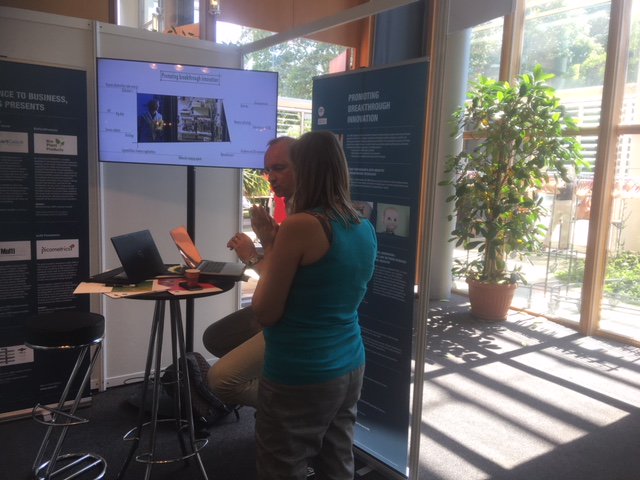 CNRS_Toulouse's tweet image. Christophe Roux du @LRSV_Toulouse est sur le stand @CNRS #ScienceToBusiness pour présenter le laboratoire commun BioPlantProducts avec @DESANGOSSE 
➡️cnrs.fr/midi-pyrenees/…