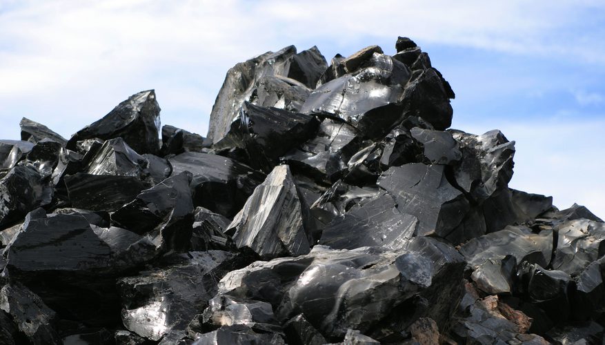 Saziumr 黒曜石のテクスチャ作りは難しいそうです 写真は本物の黒曜石 です 非常に反射しやすく 脆く 厚みのないところでは透けて また非常に暗く 非常に滑らかです マイクラでは 斑点が少しついた紫色の 岩 にしか見えないそうです