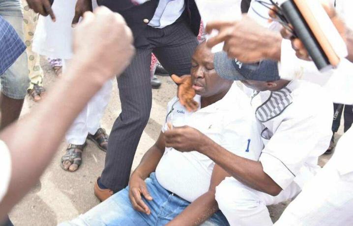 Showrey_Kinging's tweet photo. Fayose: Who Off light? 😓😥
Staff: Oga.. Na Tear Gas Jam you oo.
Fayose: A whole me (oshoko)...Tear gas Jam and I faint..? Make I faint back 😒 https://t.co/D1rSLDumWk