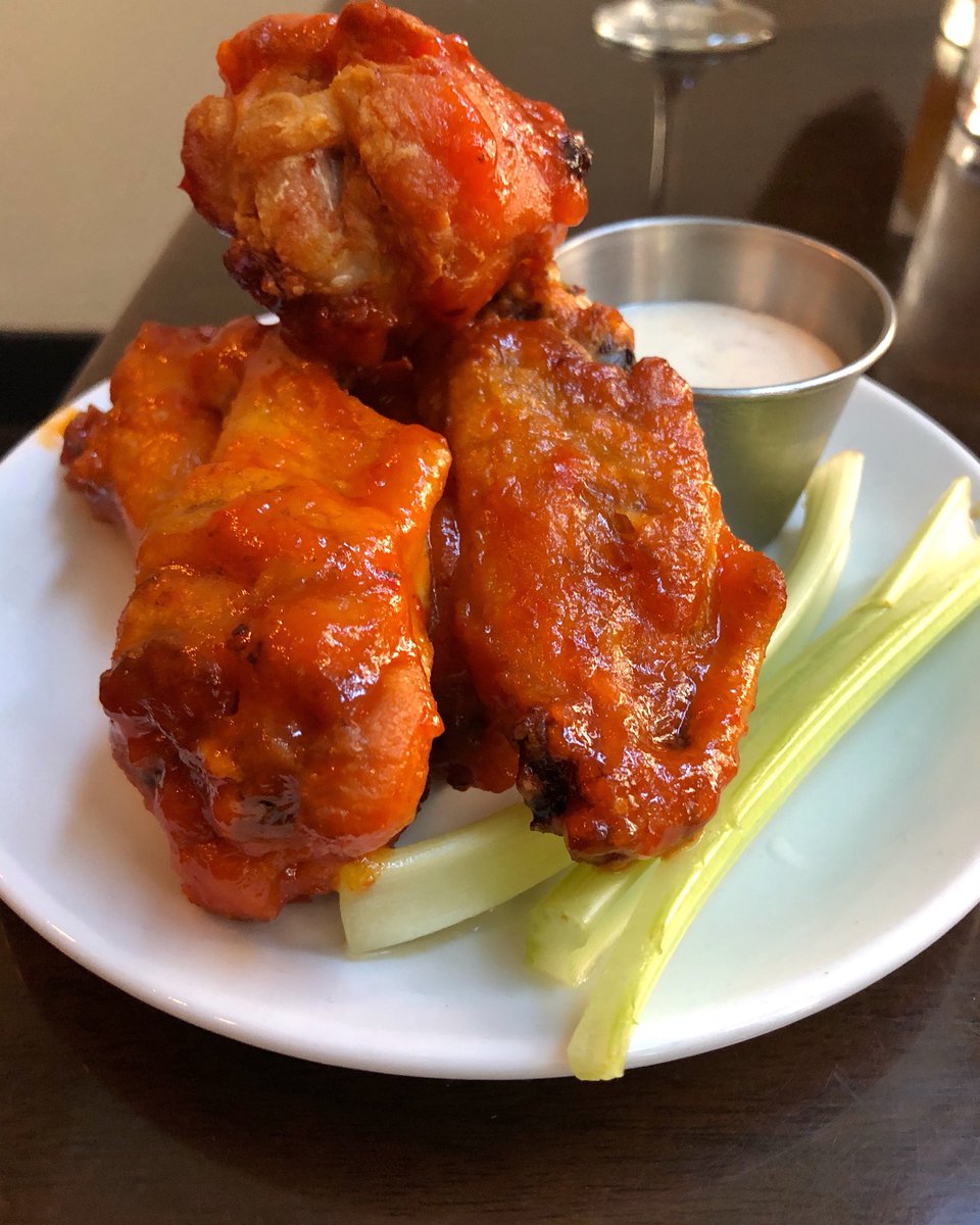 mackattackks's tweet image. Wing it🍗 Wednesday ☄️
.
.
•Buffalo wings from @destinationdogs  🔥•
#philadelphia #wings #wednesday #destinationdogs #appetizers #hungry #yummy #buffalo #buffalowings #phillyfood #phillyfoodie #foodblogger #foodphoto #mackattackkss