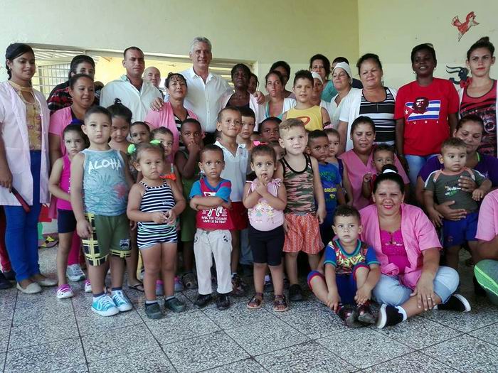 Díaz - Canel durante su visita a Cayo Ramona