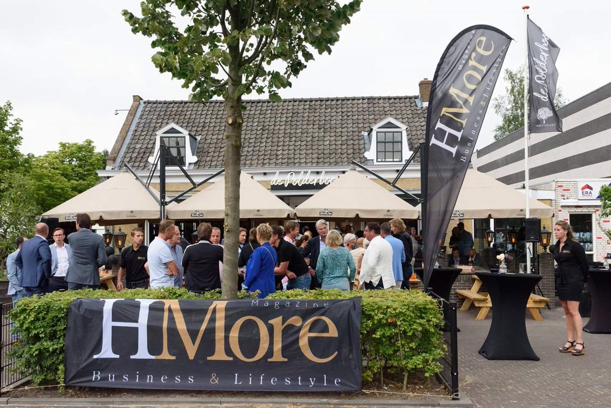 Designmasters_'s tweet photo. #HMore lancering bij de Polderboom. Burgemeester @onnohoes nam het eerste exemplaar in ontvangst. Wij zijn er weer #trots op. #magazine HMore by #Designmasters. https://t.co/y2cIWQN30B