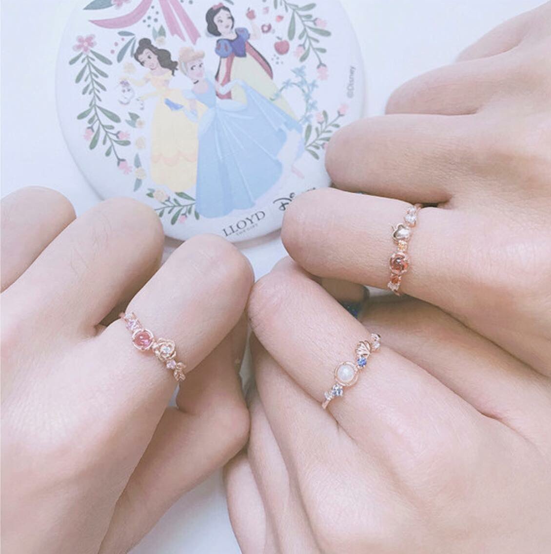 mmewrv's tweet photo. LLOYD x disney Princess 
อันนี้เพื่อนฝากมาดูซื้อไปให้แฟน น่ารักดี มีกล่องมีอะไรครบ ต้องสั่งล่วงหน้าเพราะงั้นรับแค่2วันนี้น้า 3400฿💖

#รอบหิ้วmmew https://t.co/m4BGpC8bH6