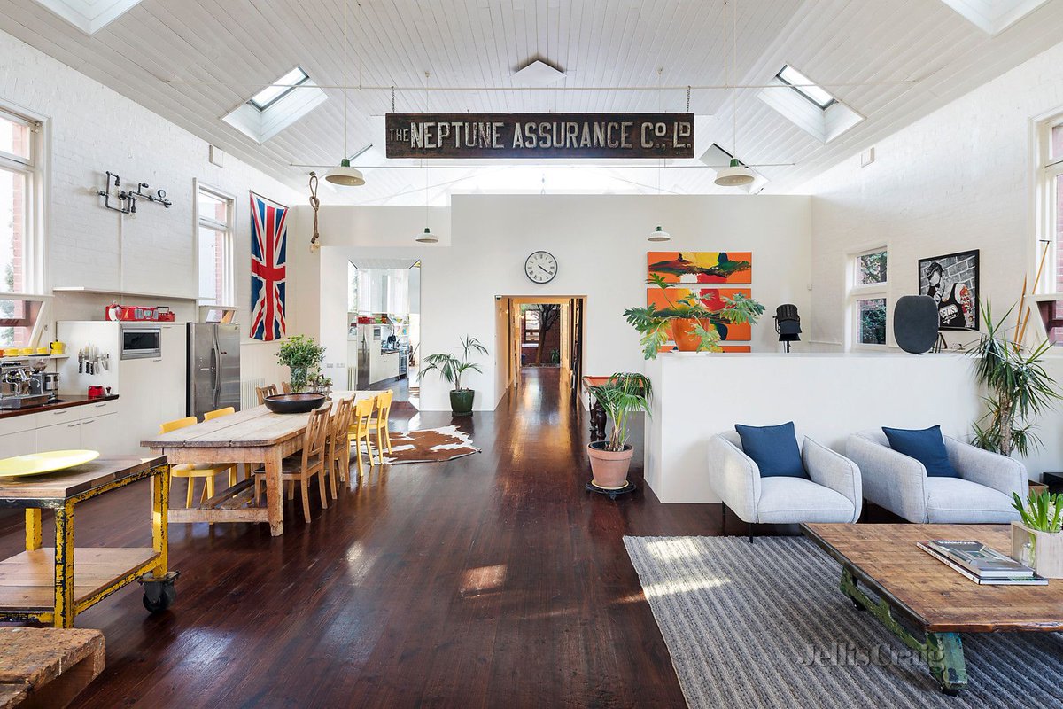 Cette #maison dessinée comme un #loft, est installée dans une ancienne salle paroissiale sur une colline surplombant la ville de Melbourne. mon.actu.io/r/wesyvdo