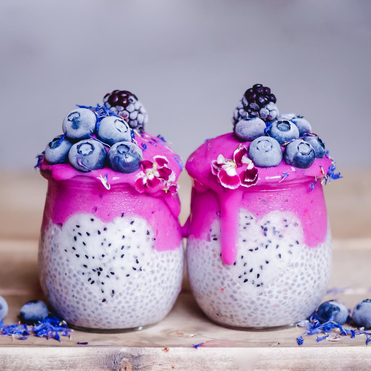 OverheadFood's tweet image. 🌸 Pink Dragonfruit layered Chia Pudding 💜
#overheadfood