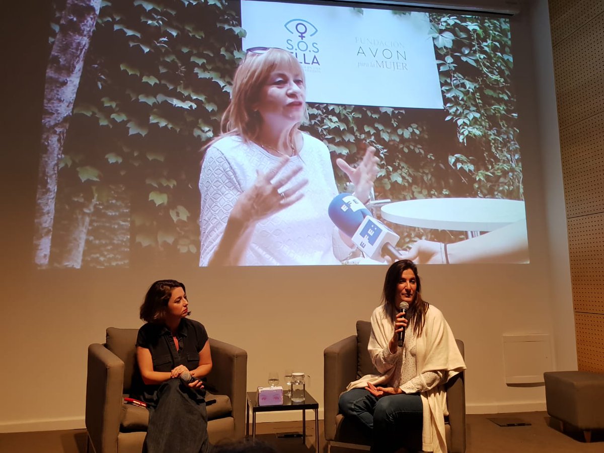 FundacionAvon's tweet photo. "La violencia de género es pandemia a nivel mundial". @Yanuflor y @anainesalv presentan ahora la experiencia de Realidad Virtual #SOSELLA en @RSCComunicativa #PromesaAVON #AlzalaVoz https://t.co/zuVnP3soMZ https://t.co/ASoi2M9UHr