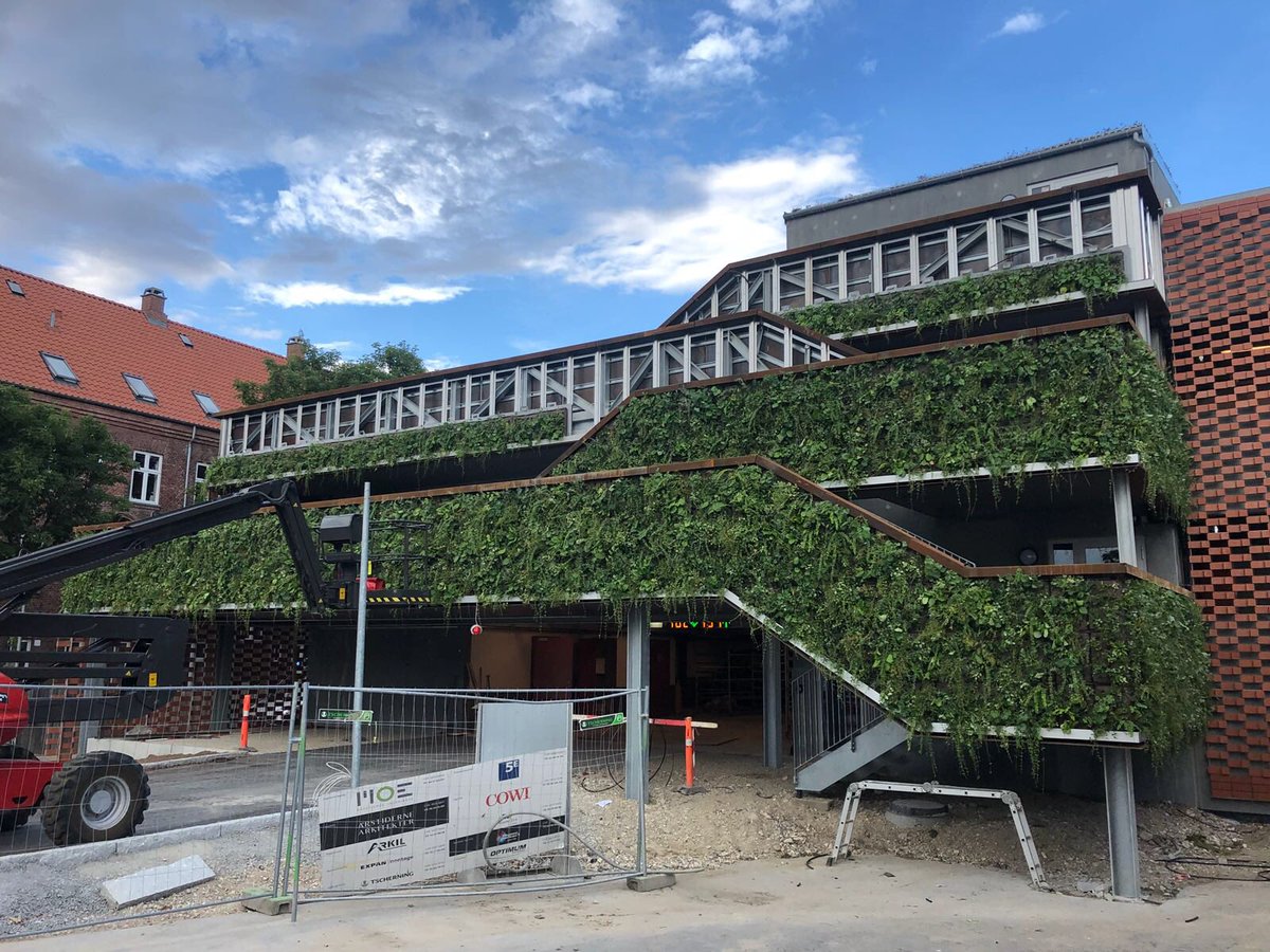 ARomph's tweet image. All over the world we realize SemperGreenwalls. Hereby a picture of a project under construction in Roskilde Denmark. We have pregrown the Sempergreen Flexipanels and made a special construction which seamlessly follows the architectural outlines of the building.