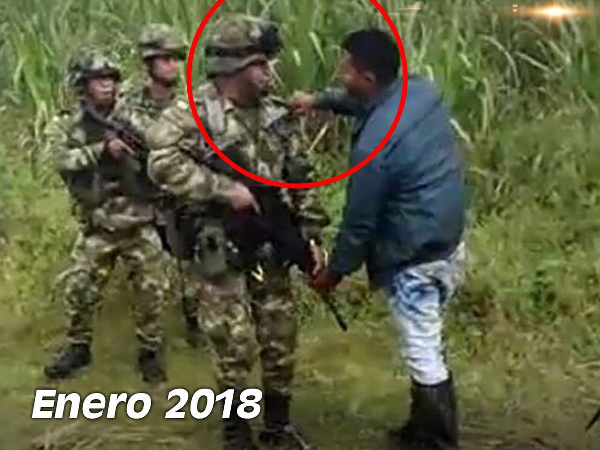 COMANDANTE_EJC's tweet photo. 🚨Capturado el sujeto que hace unos meses había agredido con un machete en el cuello a uno de nuestros héroes. Agradecemos el respaldo de la @FiscaliaCol a la misión de un servidor público. Respetamos los DD.HH. y protegemos a las comunidades. #GloriaAlSoldado https://t.co/4DCY0gXPgv