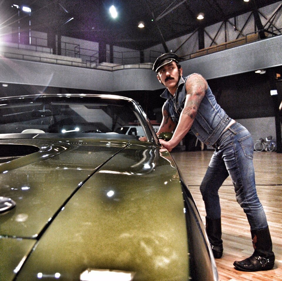 Gearing up for @folsomstreetevents photo by <a href="/volcanobird/">Bradley Roberge</a> WATCH HERE: out.com/popnography/20…