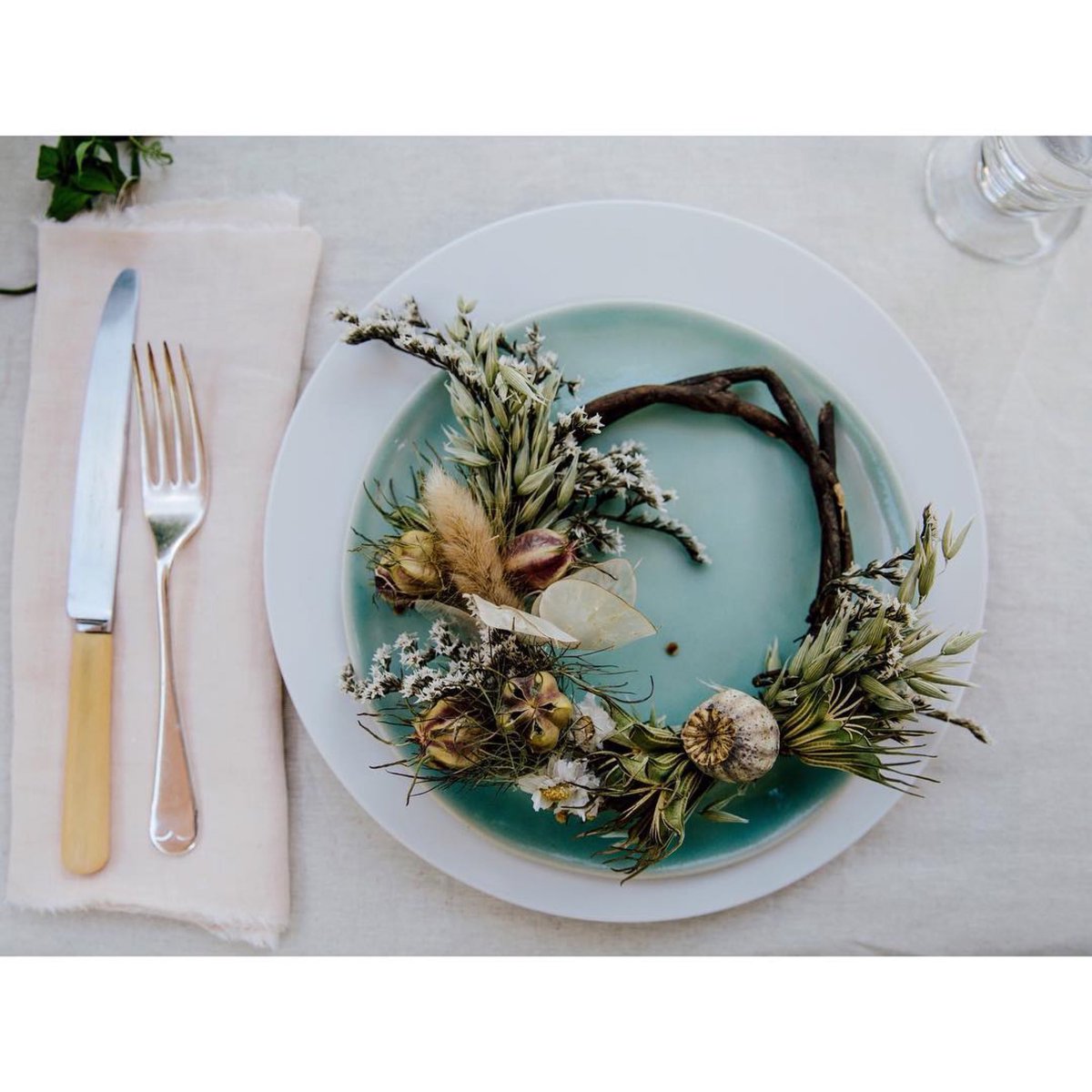 Learn the skills needed to set a table like this! We have 5 spots left for our <a href="/wormlondon/">WORM</a> workshop on the 22nd July - There will be flower arranging, table setting, Tincture making, food eating and Cocktail drinking. americavillage.com/events/apothec…. For tickets.