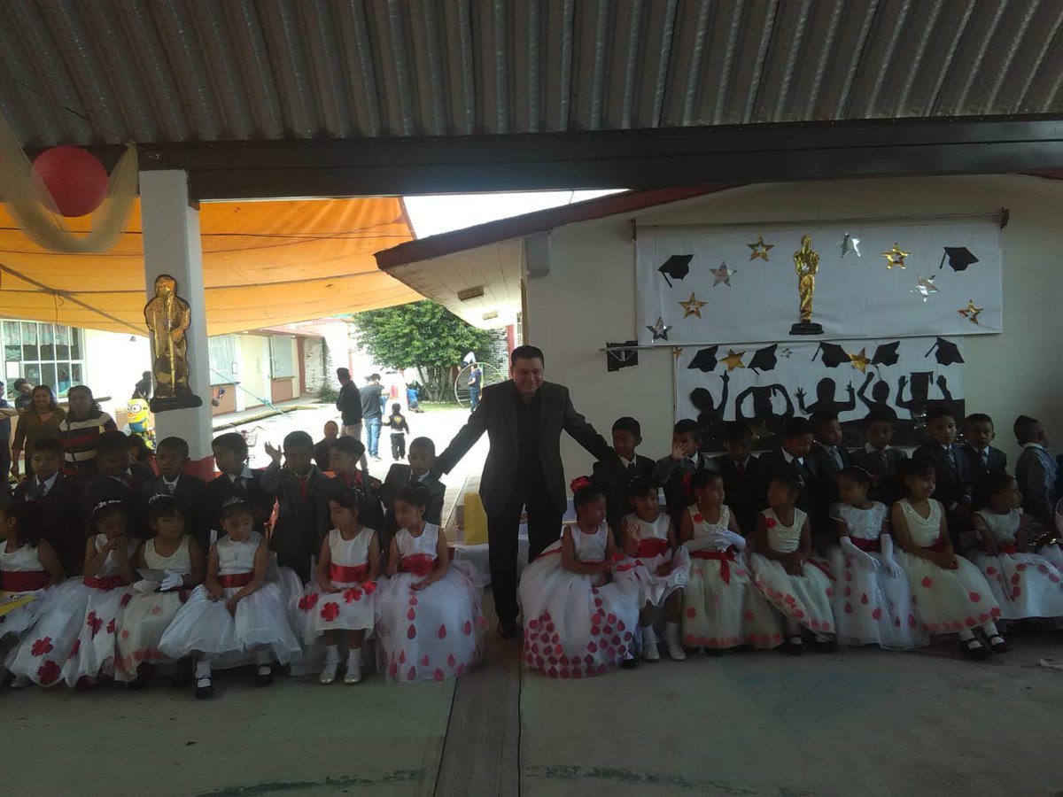 ClaudioRosasC's tweet photo. Graduación del Kinder Ixcoatl en San Cosme Texintla 😁 https://t.co/1ITi7UD2Fk