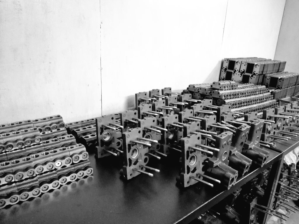 apextractor's tweet image. Massey Ferguson Hydraulic Lift Pump Under Assembly Line