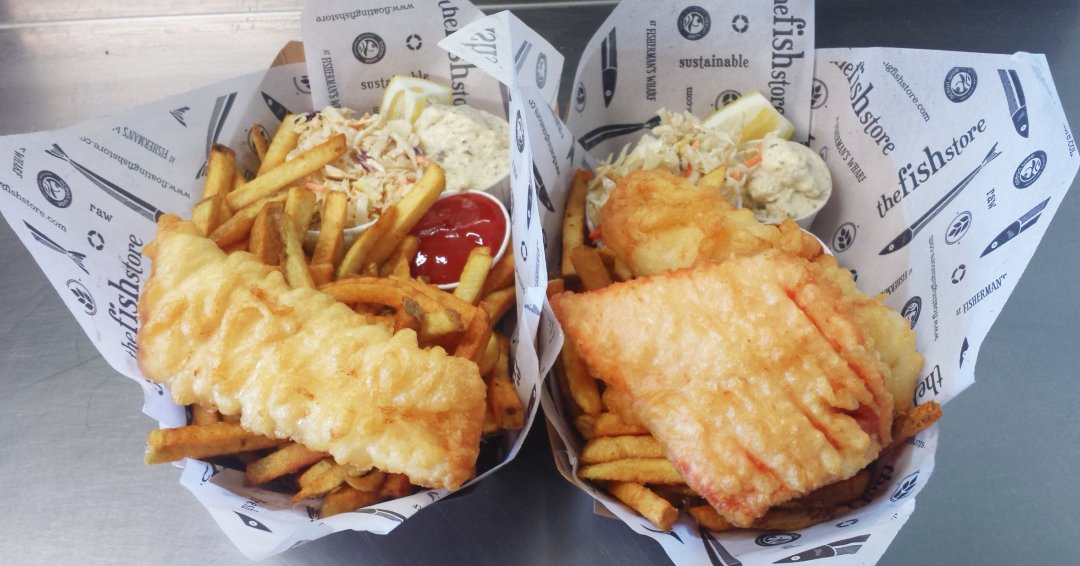 FishStoreYYJ's tweet image. The sun is shining and the fish is frying! Drop by for #FishandChips with a view at Fisherman's Wharf, Victoria! ☀🐟+🍟⛵ Check out our full menu online: bit.ly/FloatingFishSt… #yyjeats #yyjfood #yyj