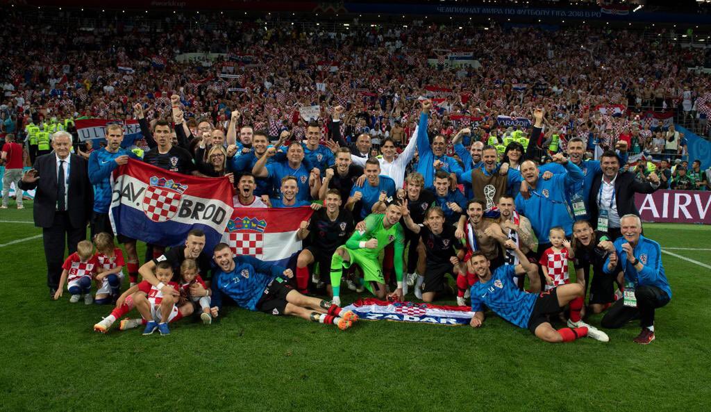 Večer i osjećaji koje nikad nećemo zaboraviti 🇭🇷❤️💪🏼🎉 #iznadsvih #Hrvatska #lavovi #svegori🔥 #nemapredaje #slavonskibrod #vecerasjenasafesta #svikaojedan #inatisehrvatska #stepbystep #neverstop #mm17🌪