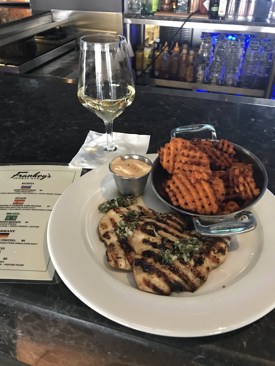 MirSellsLuxury's tweet photo. Yummers! Wasnโt expecting much but @FrankeysBar more than delivered! Stopped by for #HappyHour & had the best tasting #ChickenChimmichurri ever with fab #sweetpotatofries ๐๐ #frankeysbar #gulfstreampark @GulfstreamPark https://t.co/LSn6uBUyoM