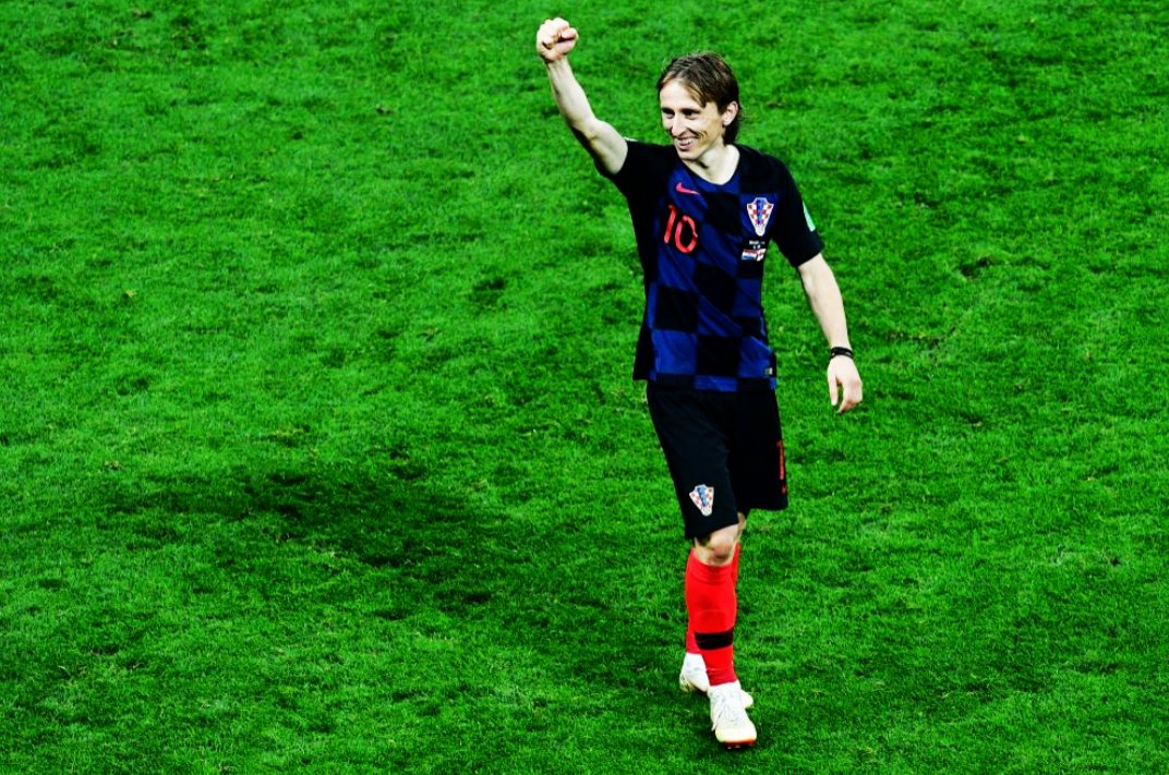 InvictosSomos's tweet image. Con 32 años de edad, hay jugadores que están pensando en irse a la MLS, Qatar o China. Él con esa edad levantó la UEFA Champions League con el Real Madrid y se clasificó a la final de la Copa del Mundo con la Selección de Croacia. Qué futbolista. LUKA MODRIC ES LEYENDA. #CRO