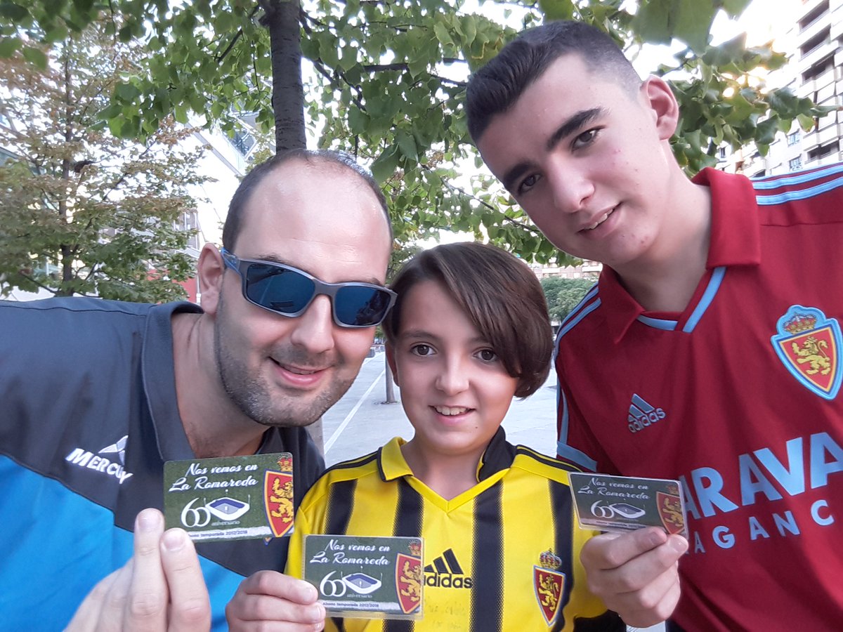 RobertoLes21's tweet photo. Hoy 12 de Julio,mi sobrino Alejandro @leswandowski_19 este pequeño GRAN ZARAGOCISTA ,cumple 16 años desde pequeño solo le ha gustado 1 camiseta,LA DEL LEÓN RAMPANTE, y unos colores,EL BLANCO Y AZUL. 
@RealZaragoza y @BorjaIglesias9 PODRÍAIS FELICITARLO? Gracias. https://t.co/AcNO5XCVkw