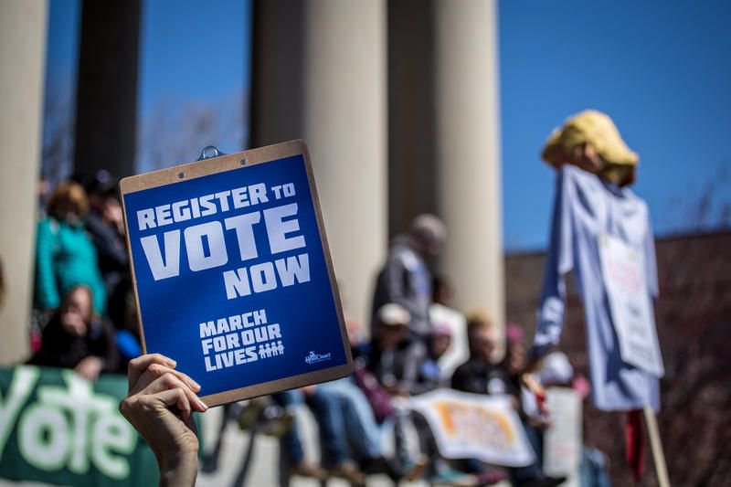 BreakingABQNews's tweet photo. Happening this afternoon: Some Parkland students are coming to #ABQ to have a barbecue and register people to vote. Listen here: https://t.co/s2NOHesoXT https://t.co/XMiit2otrM https://t.co/ojvgsQ1IAM