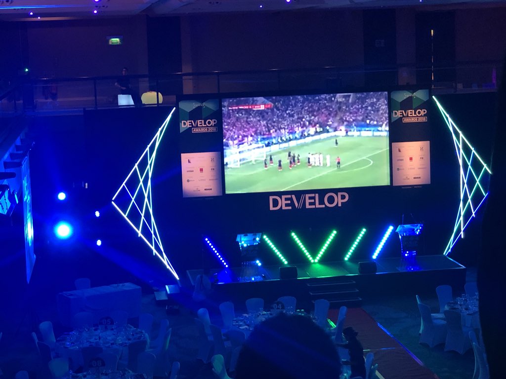 bilbeny's tweet photo. Primera vez en Brighton para el arranque de #DevelopAwards2018. TODO está detenido porque #ENGCRO 🏴 ⚽️ 🇭🇷 https://t.co/6kC9Qg5XxW