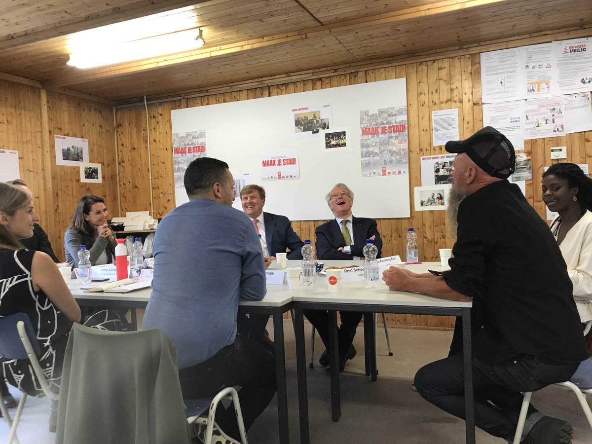 Het zou een ministerbezoek worden, maar het was toch echt de koning! Hij ging in gesprek over <a href="/MaakjeStad/">Maak je Stad!</a> met o.a. <a href="/mouradelOtmani/">El Otmani Mourad</a>, <a href="/RoelCascoland/">Roel Schoenmakers</a>, @KeetSmakelijk, <a href="/Koeckebacker/">Koeckebackers</a>, <a href="/waag/">Waag Futurelab</a>, <a href="/Kennisland/">Kennisland</a> en <a href="/De_Zwijger/">Pakhuis de Zwijger</a>.