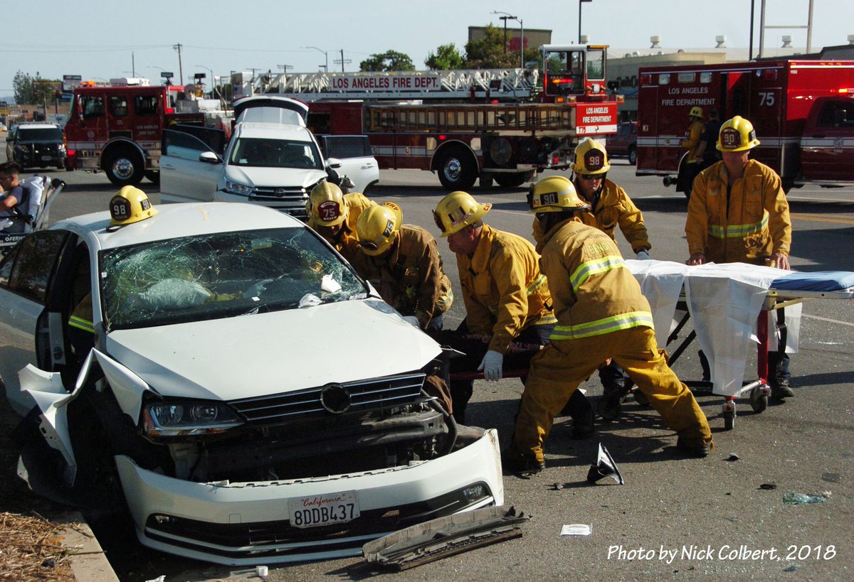 ValleyFireScan's tweet image. Weekend Mash-up 7/7/18-7/8/18. Photos from a busy weekend with temps well over 100. Wildwood Incident in Burbank, Canoga Incident in Chatsworth, and a Traffic Collision in North Hills. @LAFD @LAFDtalk @BurbankFire @BFF778