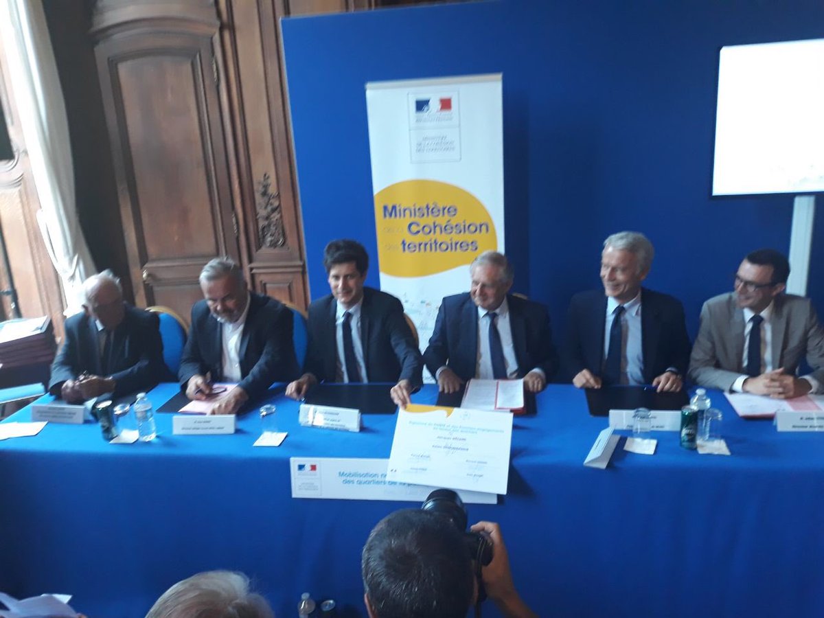 J_Denormandie's tweet photo. Le @medef @AdeccoFrance @AccorHotelsNews et @FRTPIDF sont les 1ers signataires du paQte #entreprises et #quartiers ! Un engagement fort pour donner aux habitants des quartiers les mêmes opportunités d'#emploi que sur le reste du territoire. #polville https://t.co/ziX4ILQTSW