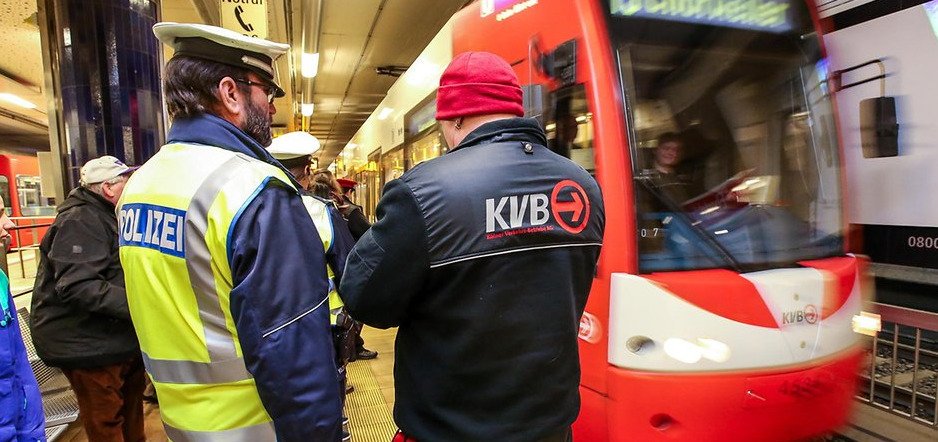 F_Desouche's tweet photo. Cologne (All.) : une femme tente de mettre le feu dans le métro à l'aide d'un briquet et d'une bombe aérosol en criant "Allah Akbar" https://t.co/P4ul64MTvk https://t.co/q5YXqDJECA