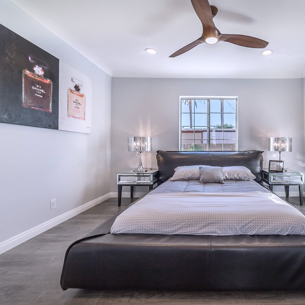 AllaModaDesign's tweet image. The Beverly rectangular glamorous mirrored end tables feature black painted solid wood bases and clear mirrored tops - the perfect bedside table to add dimension to your space.