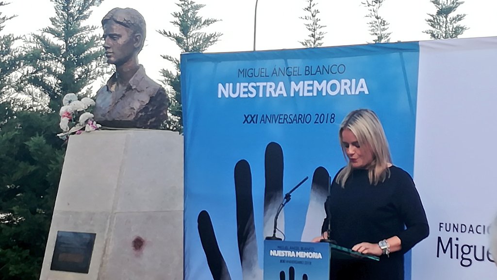 PPSanse's tweet photo. #MemoriaDignidadJusticiaYVerdad En el homenaje celebrado en Madrid a Miguel Ángel Blanco, en el 21 aniversario de su asesinato. Eternamente en nuestra memoria. Arropando a @MariMarBlanco_ que siempre estará en el corazón de todos los que formamos @ppsanse https://t.co/TNqPF4dVud
