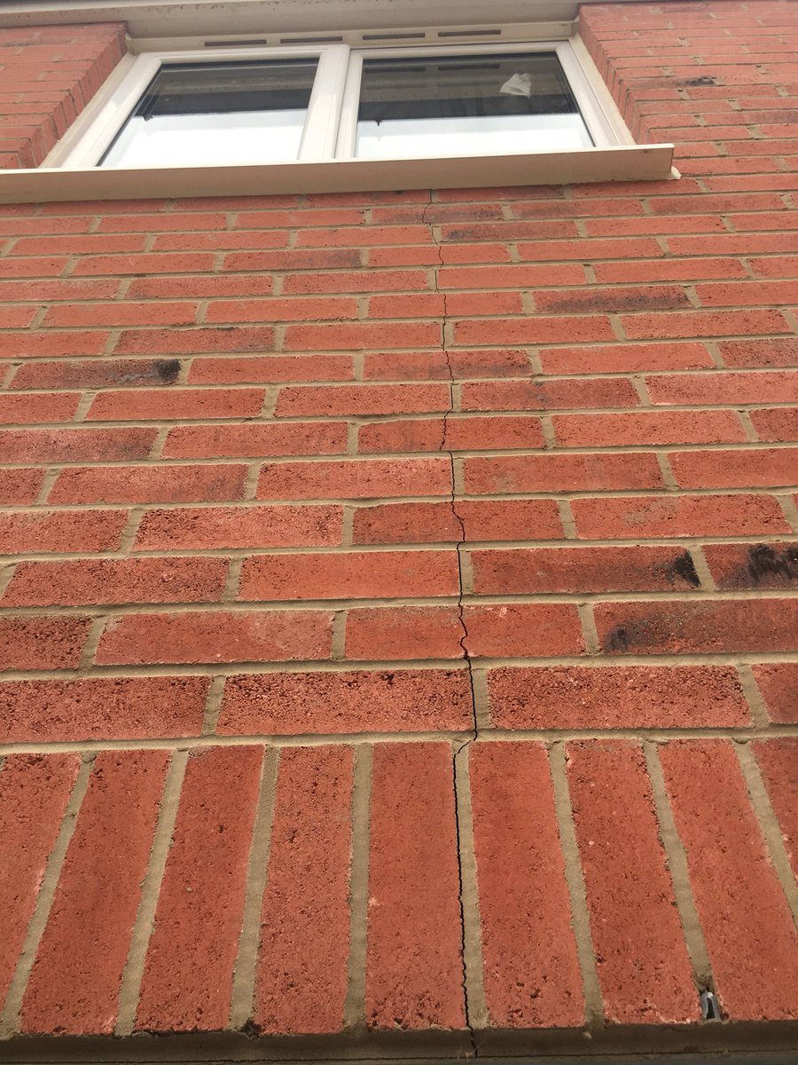 lottsmarkwell's tweet photo. Can anyone tell me if this is “settlement” or if it is a structural issue please??! #newhome #externalcrack #newhomehelp #help #newbuild https://t.co/wKMzbKgRqF