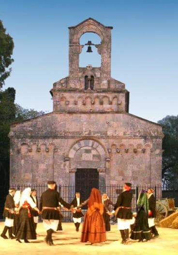 Ballusfestival's tweet photo. #throwback 
3°edizione: 31/07, 2-3/08/2003. Con gruppi folk isolani e non.
La prima edizione in cui ospitammo i gruppi provenienti da fuori i confini dell'isola, infatti furono nostri ospiti gli amici di Treviso e della Spagna... 
https://t.co/QZoFMi8X8m
#ballus2018 #ballus18 https://t.co/GmamRd6AY4