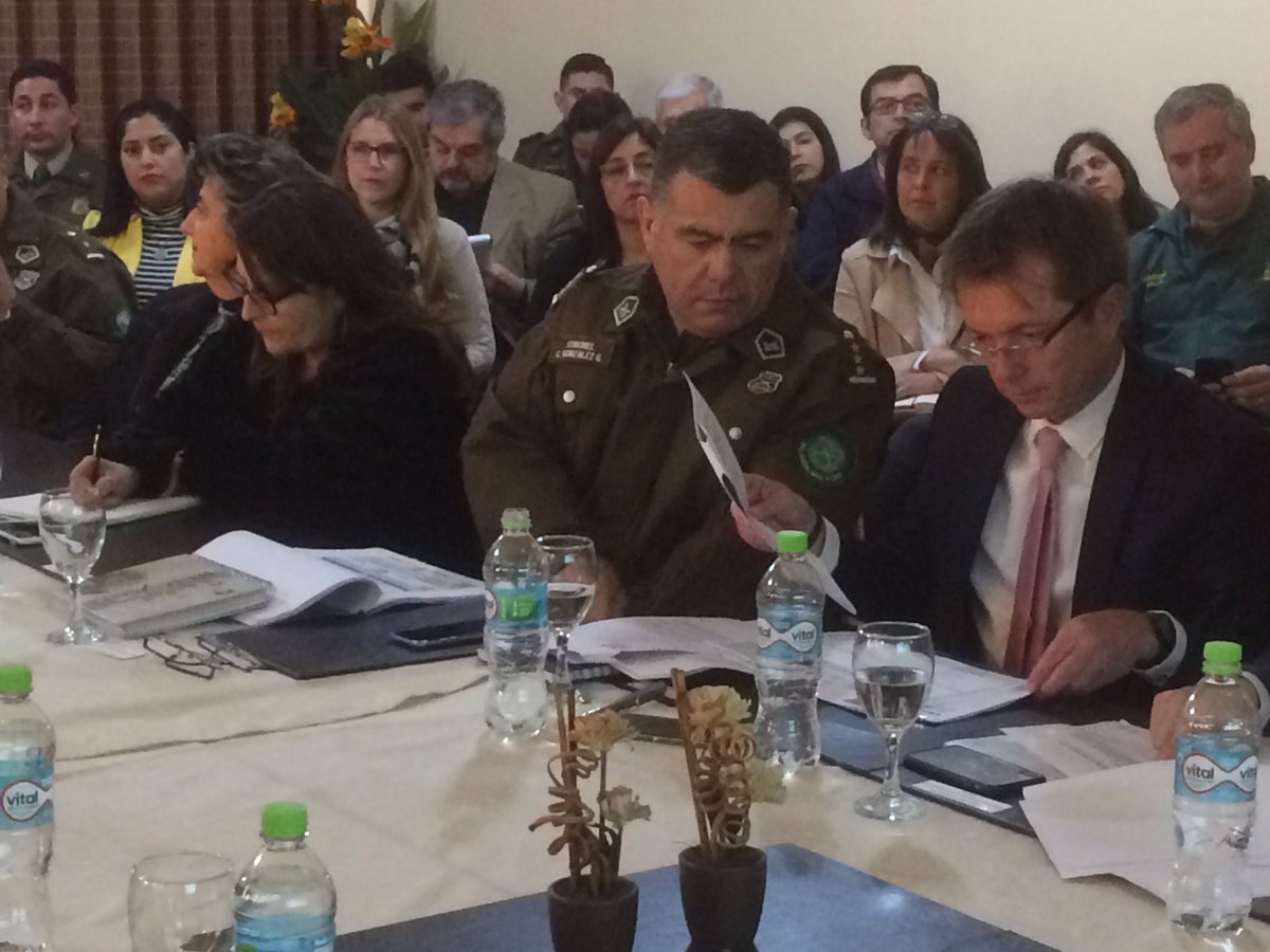 Gobernacionvalp's tweet photo. Subsecretario @FelipeSalaberry y Gobernadora @MariaDelaPaz_R analizan junto a @Carabdechile resultados del #PlanStop 🛑 en las comunas de @vinadelmar @municoncon #CHileLoHacemosTodos 👮🏼♀️👮🏻👩🏻⚕️👨🏽🎓👩🏼💼👨🏼🎨👩🏼🔧👨🏼🚒 @laSUBDERE https://t.co/3ZBx5rnbcM