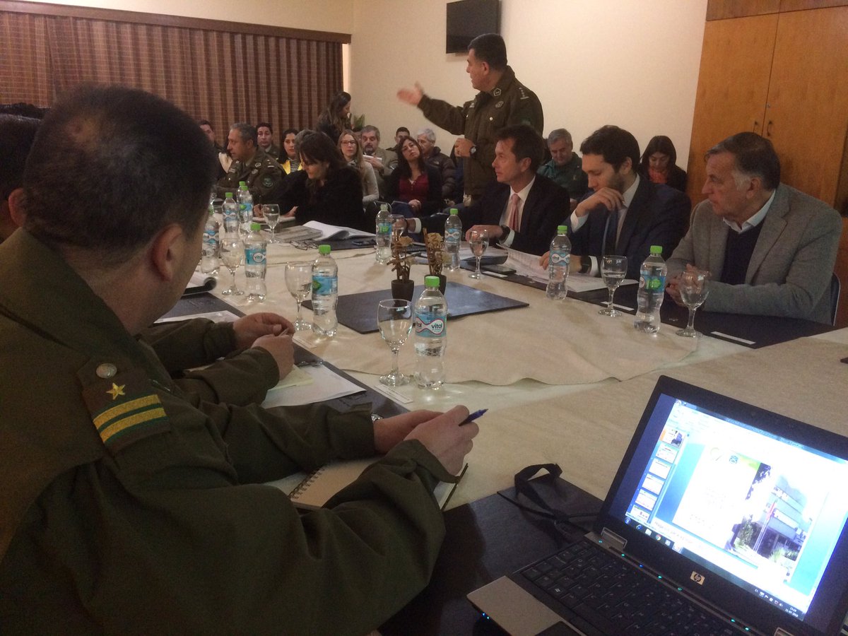 Gobernacionvalp's tweet photo. Subsecretario @FelipeSalaberry y Gobernadora @MariaDelaPaz_R analizan junto a @Carabdechile resultados del #PlanStop 🛑 en las comunas de @vinadelmar @municoncon #CHileLoHacemosTodos 👮🏼♀️👮🏻👩🏻⚕️👨🏽🎓👩🏼💼👨🏼🎨👩🏼🔧👨🏼🚒 @laSUBDERE https://t.co/3ZBx5rnbcM