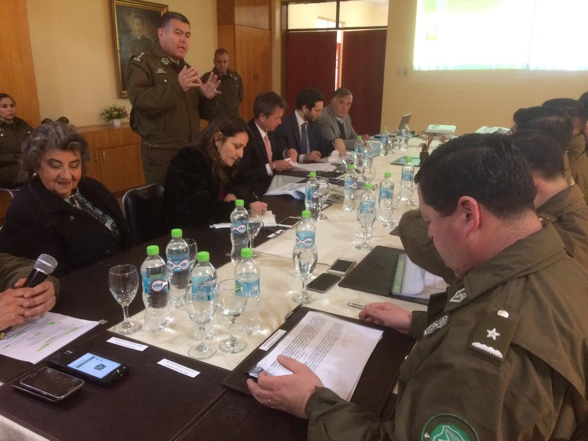 Gobernacionvalp's tweet photo. Subsecretario @FelipeSalaberry y Gobernadora @MariaDelaPaz_R analizan junto a @Carabdechile resultados del #PlanStop 🛑 en las comunas de @vinadelmar @municoncon #CHileLoHacemosTodos 👮🏼♀️👮🏻👩🏻⚕️👨🏽🎓👩🏼💼👨🏼🎨👩🏼🔧👨🏼🚒 @laSUBDERE https://t.co/3ZBx5rnbcM