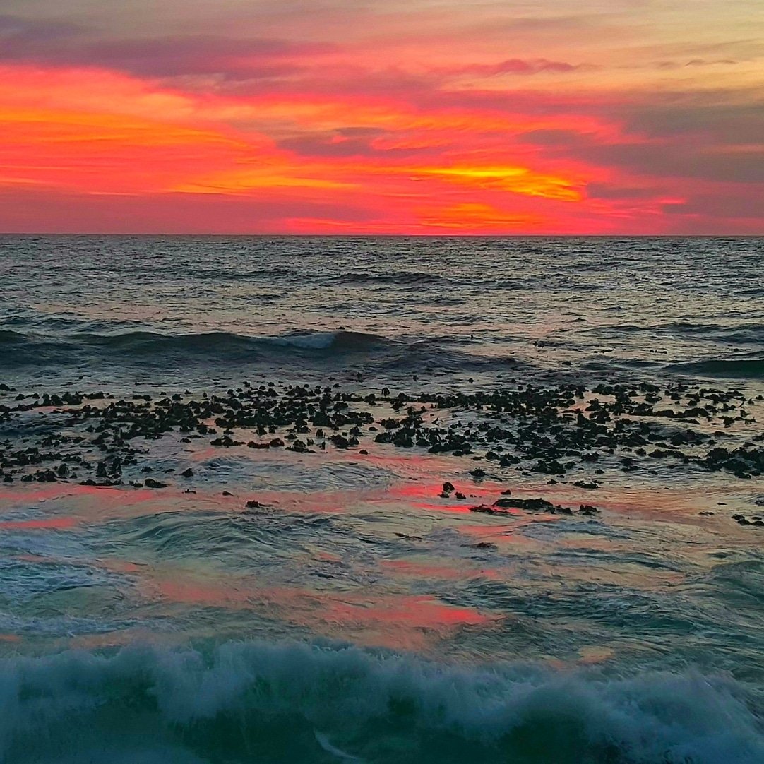 Cathy_Steed's tweet photo. Before the rain came...
#bergwind #redatnight #capetown #SUNSET #tonightssky #capetownskies https://t.co/2ZzOlVOaez