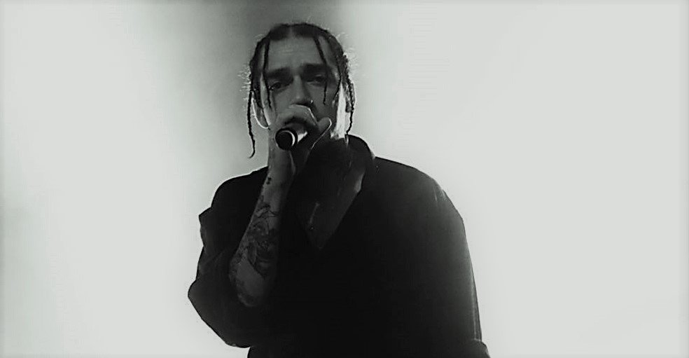 'Ne saçma bir soruymuş acep nasıl varolduk
Kendi elimizle yok olurken...
Nasıl geçer hayat bilinmez gelecek ama,
Bu iş böyle giderse;
#yarınımızyok ...'
 #KöklerFilizleniyor #AisEzhel #ezhel