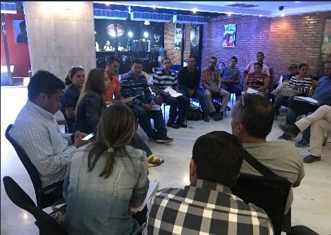 InsaiVeOficial's tweet photo. #Ahora | Viceministra y presidenta @Tibisaylcastro ahora atendiendo casos de campesinos, en la sede del #MINPPAPT casos de adjudicación y rescate para el pueblo .#500MilTriunfadores @VTVcanal8 @PresidencialVen @NicolasMaduro https://t.co/qcGJE728qh