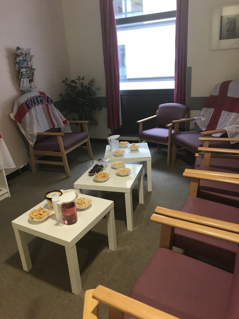 PoxonDani's tweet image. Ward 206 Day room all set up for the football and match snacks provided to those who fancied watching it at their bedside 🏴󠁧󠁢󠁥󠁮󠁧󠁿🥨🍩🍿#patientsfirst #comeonengland @LynseyHeald @UHDBTrust @TraceyS84158159 @gillogden66 @cbaddeley82