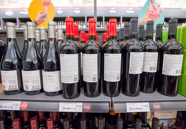 Quebec liquor store workers turn wine labels around as pressure tactic  ottawamatters.com/national-news/… https://t.co/Geb0hF1qh1