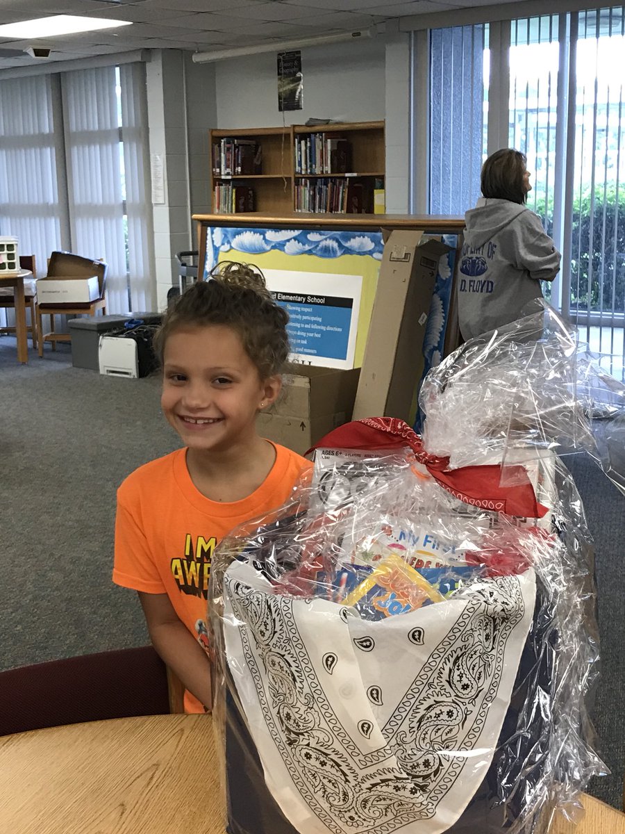 JDFloyd_Admin's tweet photo. Our final Reading Challenge basket winner!! Paeyton Crum - 2nd grade. Congratulations to all of our Dolphin Summer Readers!!! https://t.co/hSF5BSNPHg