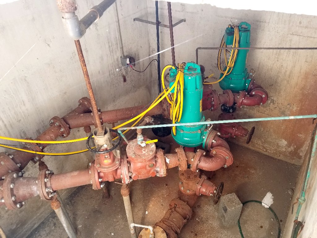 WILOUSALLC's tweet photo. Wilo for the win! This morning these FA #sumbersiblesewagepumps with vortex impeller were installed to replace a competitor's old pumps in this #drywell. #wilowednesday #pioneeringforyou #watermanagement #wastewater #waterpump #thatgreenthough https://t.co/f5KppiKNev