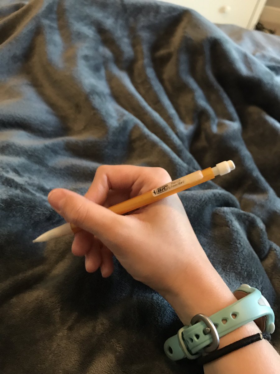Grace_K2's tweet photo. Be honest😔..... how do y'all hold ur pencils🤣🤣😜😜😜 
XD
Like for first way
Rt for second way (be honest😌) https://t.co/c499E9msaQ