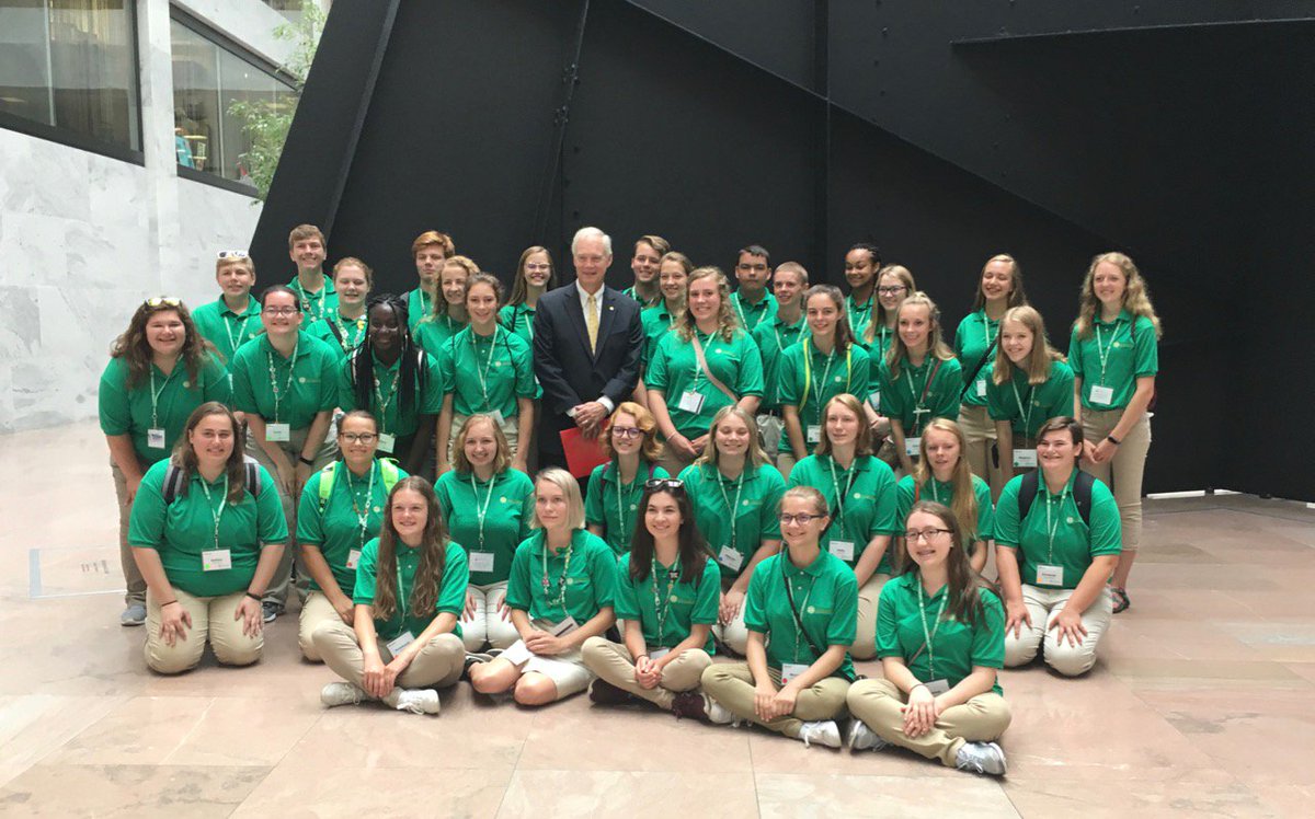 SenRonJohnson's tweet photo. Enjoyed meeting this Wisconsin @4H group in town learning how government works and how to be active citizens. #4hcwf https://t.co/yVzBAgno6T