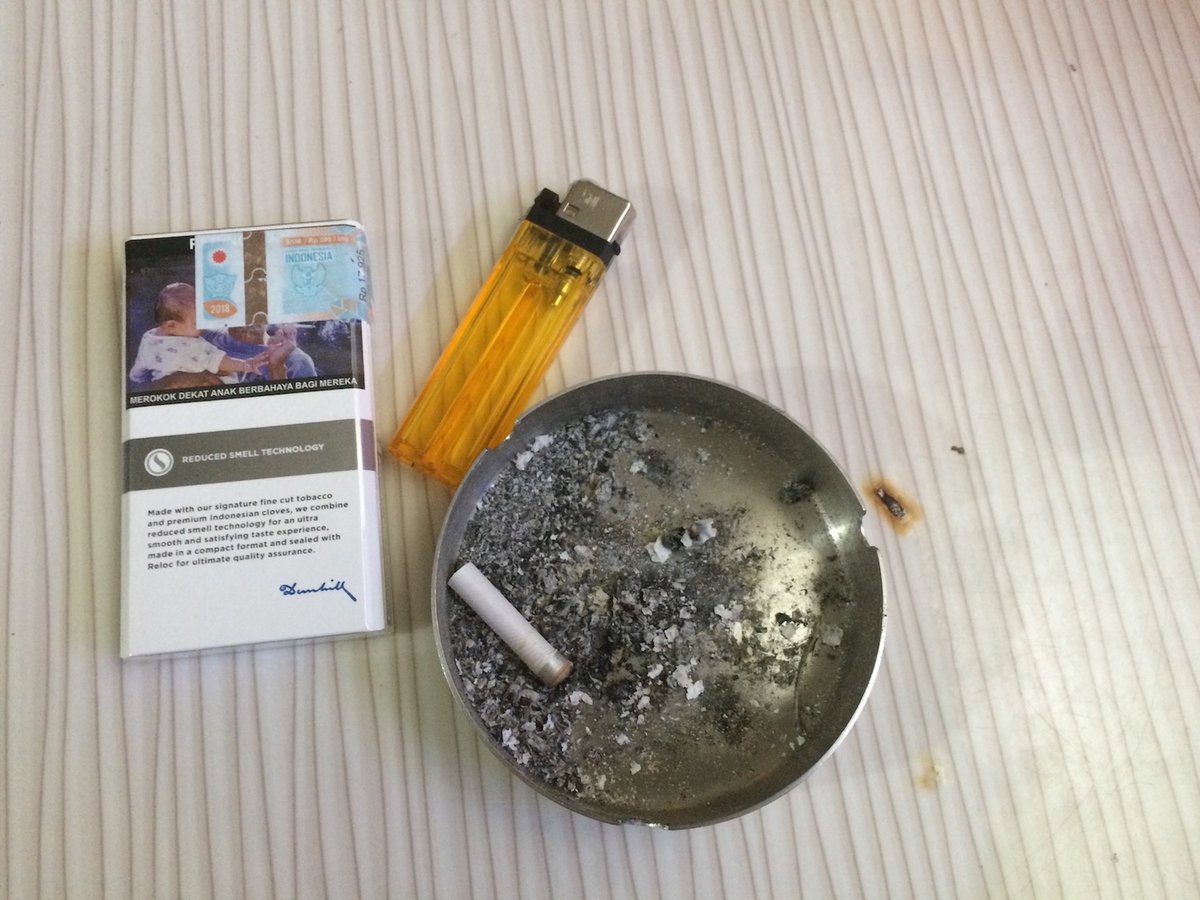 abdoelmatin_sh's tweet image. Cuma Dunhill Mild Ultra yang bau asepnya nggak nempel di kain dan kulit. Lo nggak akan di complain lagi sama pasangan lo karena dia tetap nyaman deket-deket. #UltraLessSMELL #LessSMELLisMore