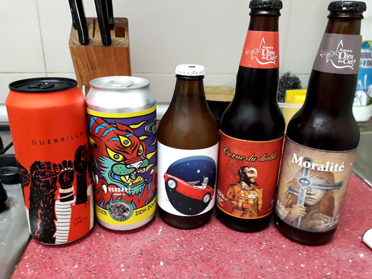 perica85's tweet photo. Felicitat es anar a la nevera a per l'unica birra que pensaves que tenies i trobar-te aquest arsenal 😍
#AmicsQueEtCuidenITOblides
#Love #CraftBeer #Ipa #DDHDoubleIpa https://t.co/ZoJeLfdhtI