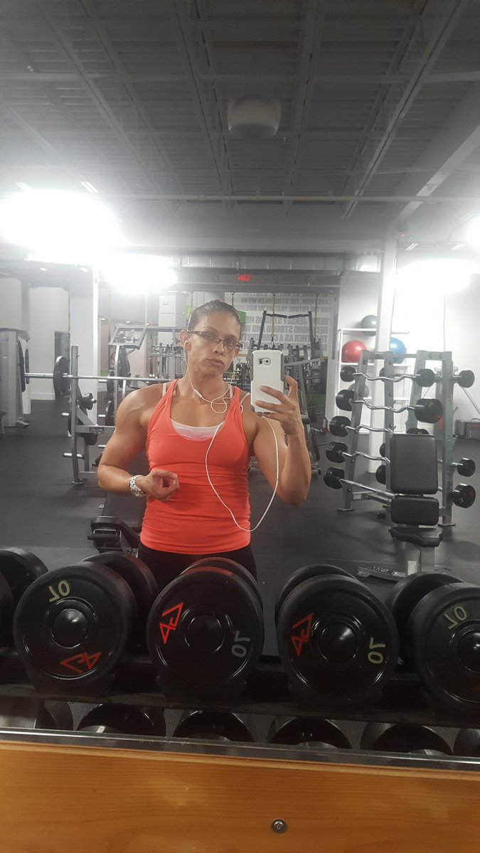VibingwDonielle's tweet photo. #WednesdayWisdom Today was a great day of the #gymlife. Got such a pump on doing shoulders. Love when I can see the vein pop out. #weightloss takes the proper #Balance of #Exercise #nutrition and #dedication. You can be totally #functionised too if you put your #mind to it. #fit https://t.co/C199IyiEDc